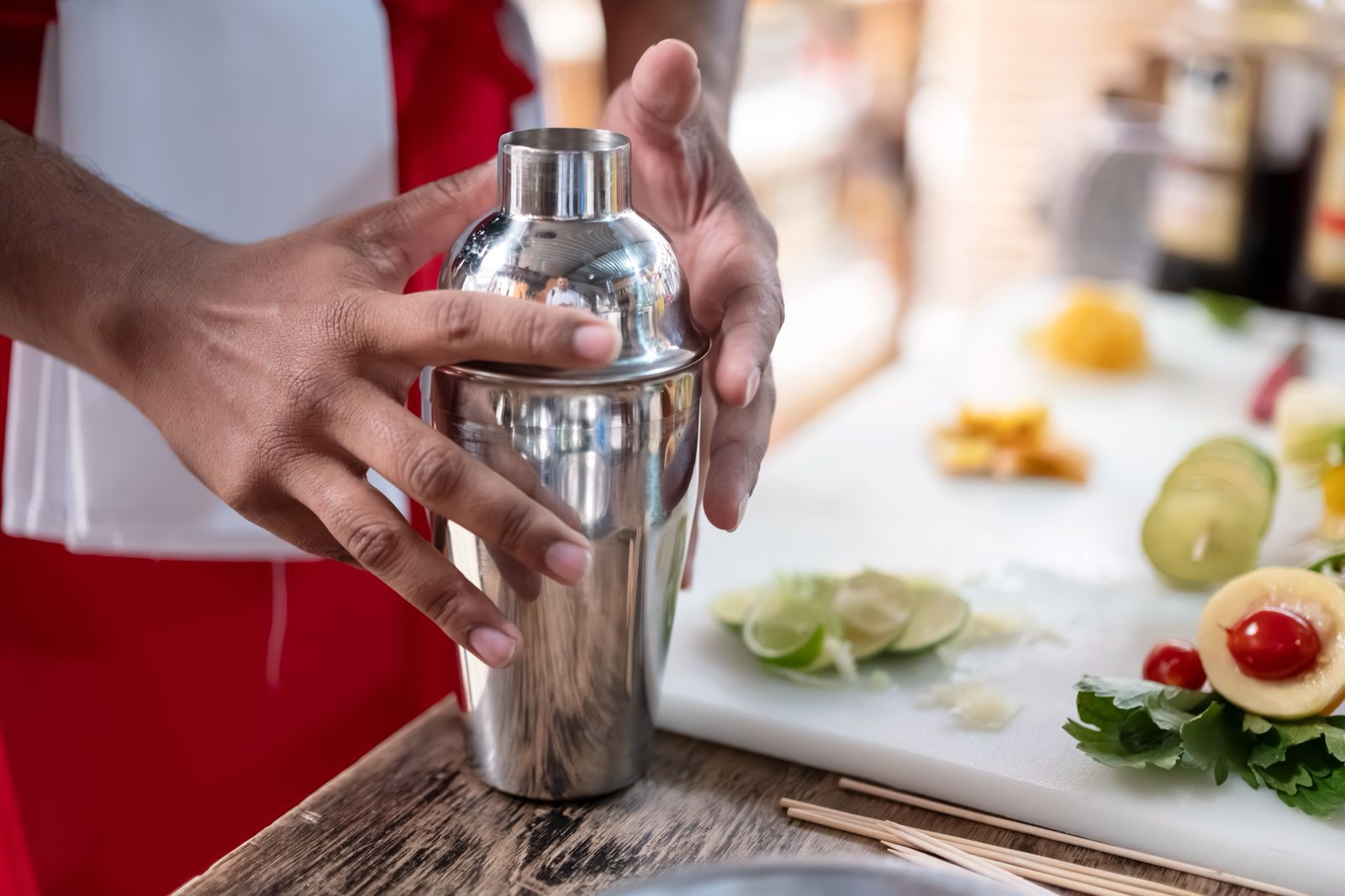 Estudiante trabajando con una coctelera en una estación
